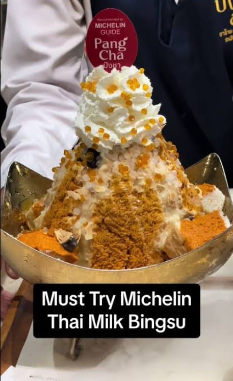 Nam kang sai — Thai shaved ice piled with syrups and toppings